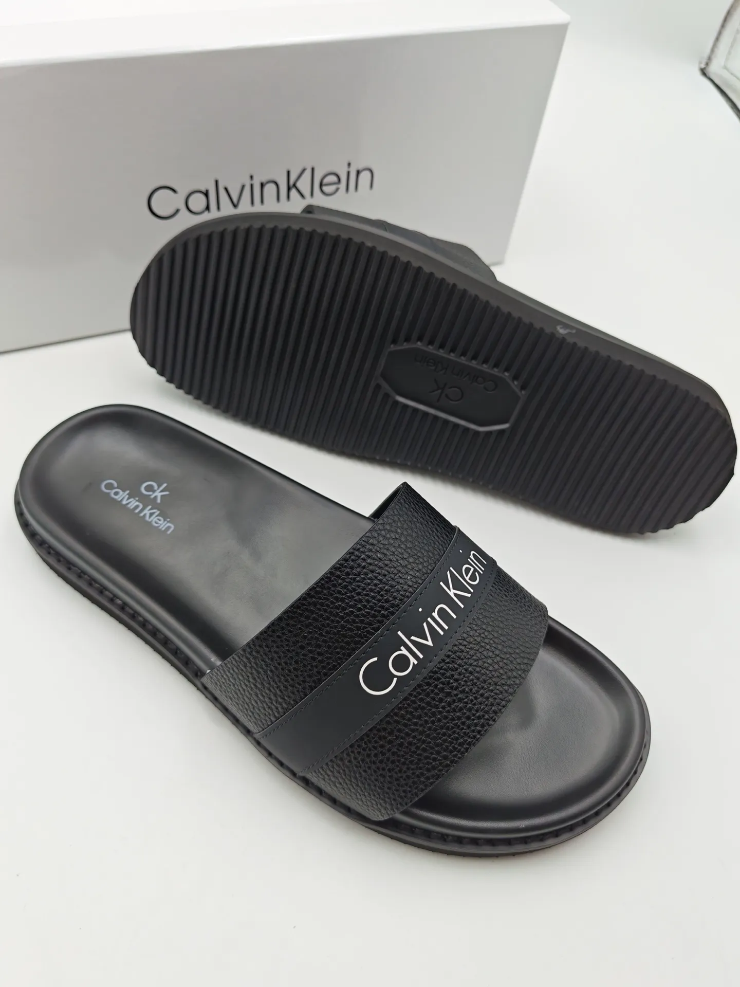 Men's shoes 💰300 Calvin Klein CK men's slippers, the upper of this slipper is made of imported cowhide, and the sole is also imported new EVA material. The foamed ultra-light outsole is more non-slip, three-dimensional and skin-friendly. Available from stock, long-term availability, Size: 38-46 yards.